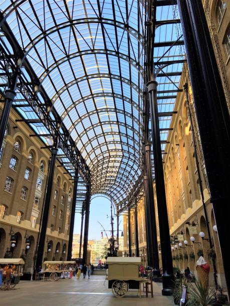 hay’s galleria, londres, royaume-uni - blackfriars bridge photos et images de collection