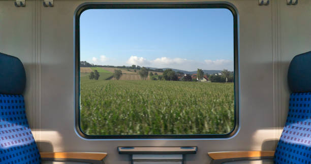 ein leerer blauer sitz in europa deutschen zug mit fenster maisfeld anzeige natur sommeransicht auf der eisenbahn straße transport während coronavirus - bahn fahren stock-fotos und bilder