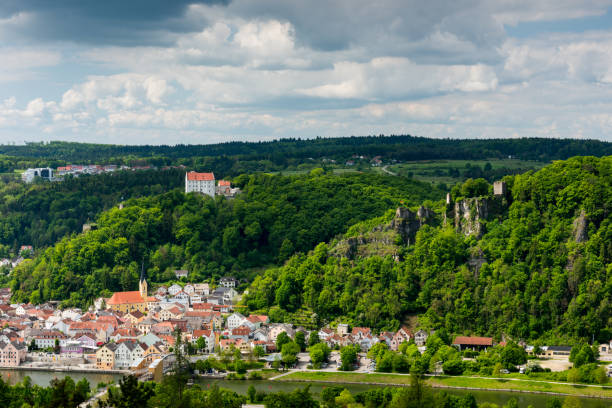 Falkenhof Schloss Rosenburg and Rabenstein Castle near Riedenburg in Lower Bavaria Falkenhof Schloss Rosenburg and castle ruin Rabenstein near Riedenburg in Lower Bavaria kanal stock pictures, royalty-free photos & images