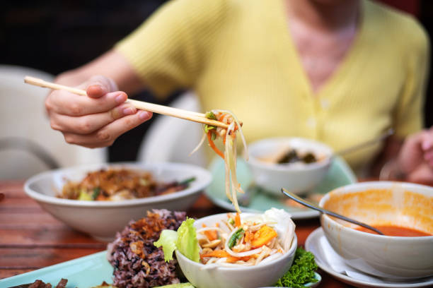 솜 탐 그린 파파야 샐러드와 태국 음식을 가진 여자 - 태국 음식 뉴스 사진 이미지