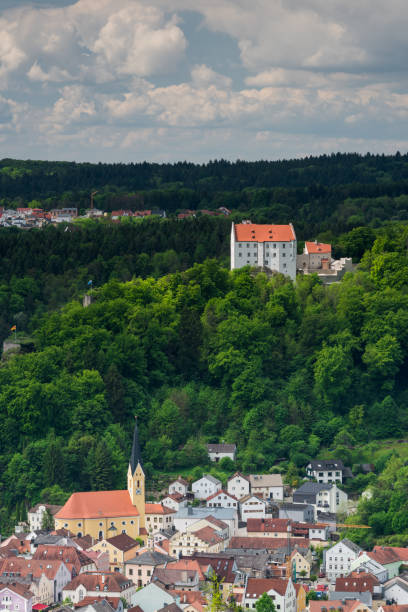 falkenhof schloss rosenburg y el castillo de rabenstein cerca de riedenburg en la baja baviera - überblick fotografías e imágenes de stock