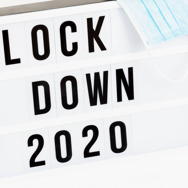 caixa de luz com bloqueio de mensagens 2020 e máscara de proteção cirúrgica. a palavra do ano de 2020 está encerrada. - housebound - fotografias e filmes do acervo
