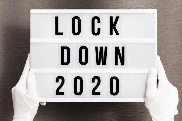 mãos em luvas brancas seguram caixa light com bloqueio de mensagens 2020. a palavra do ano de 2020 está encerrada. - housebound - fotografias e filmes do acervo