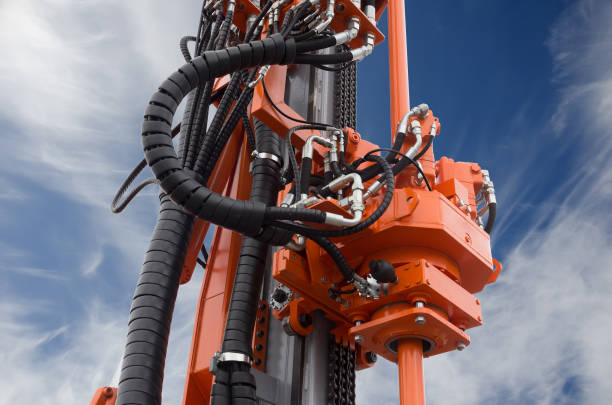 plataforma de perfuração de petróleo ou gás, parte do sistema de acionamento para a indústria de petróleo e gás natural sobre o céu azul - crane drilling rig drilling oil rig - fotografias e filmes do acervo