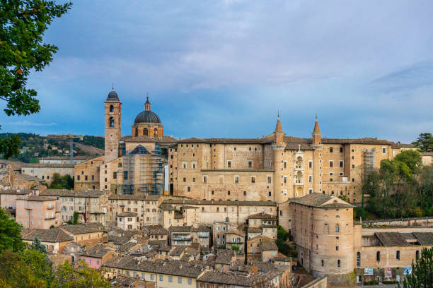 vista panorámica de la ciudad de urbino, marche, italia - unesco world heritage site cloud day sunlight fotografías e imágenes de stock
