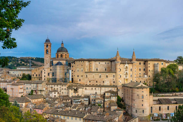 vista panoramica della città di urbino, marche, italia - unesco world heritage site cloud day sunlight foto e immagini stock