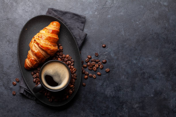 cà phê espresso và bánh sừng bò cho bữa sáng - bánh sừng bò hình ảnh sẵn có, bức ảnh & hình ảnh trả phí bản quyền một lần