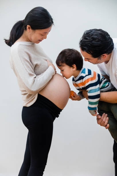 istock Kissing Mummy's Tummy 1285072942