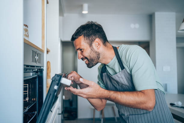 ¡esto huele tan delicioso! - home baking fotografías e imágenes de stock