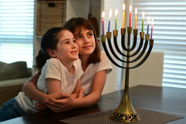 하누카 유대인 휴가에 아름다운 메노라 칸델라브라를 보고 있는 유대인 자매들 - menorah hanukkah israel judaism 뉴스 사진 이미지