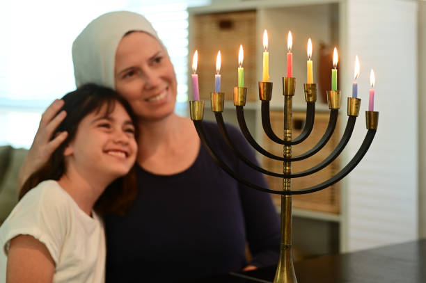 mère et fille juives heureuses sur la fête juive de hanukkah - menorah hanukkah israel judaism photos et images de collection
