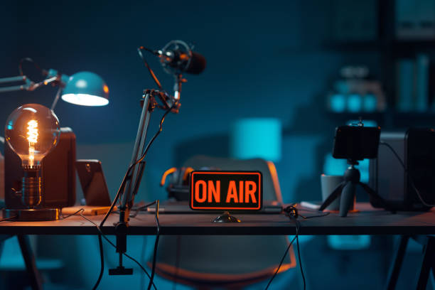 live-online-radiostudio mit on-air-zeichen - radiomoderator stock-fotos und bilder