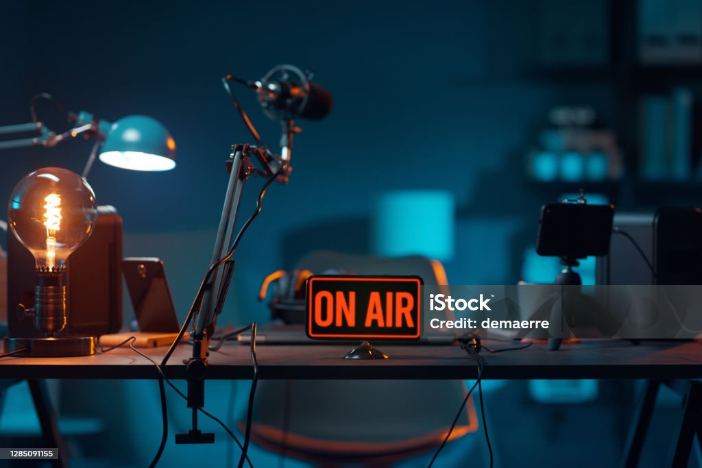 Estudio De Radio En Línea En Vivo Con En Señal De Aire Foto de stock y banco de imágenes de Radio Hardware Audio - iStock