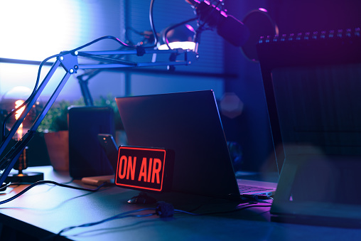 Estación de radio en línea en vivo con en señal aérea photo