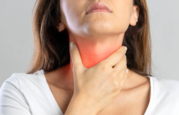 mulher com dor na garganta. mulher tocando sua garganta - tonsillitis - fotografias e filmes do acervo