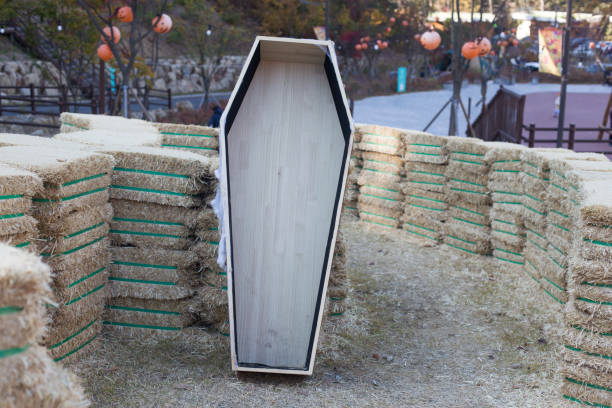 foto di paglia di halloween e bara di legno. - stone coffin foto e immagini stock