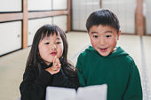 日本の子供たちがおとじ玉を手に入れ、お正月に贈り物としてお金を渡す