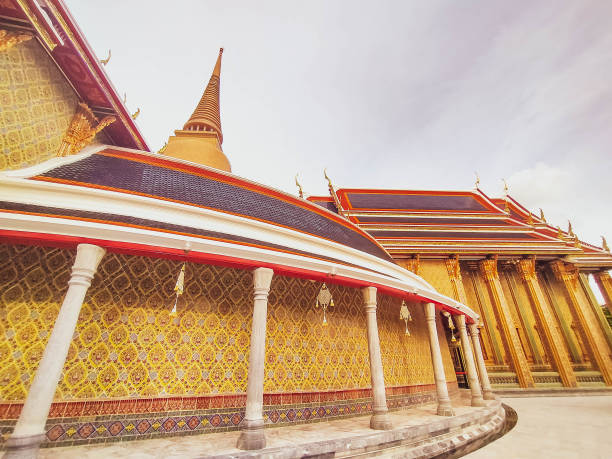 antigo marco da arquitetura do templo em bangkok tailândia - golden temple - fotografias e filmes do acervo