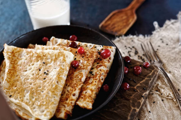 comida nacional rusa. panqueques en una sartén con leche. estilización rústica - blini fotografías e imágenes de stock