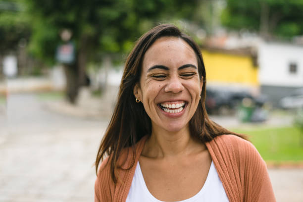 mujer sonriente en la ciudad - cándido fotografías e imágenes de stock