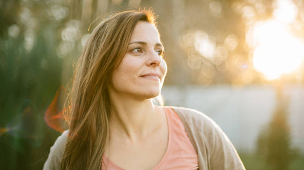 middle age woman portrait - olhar para longe imagens e fotografias de stock