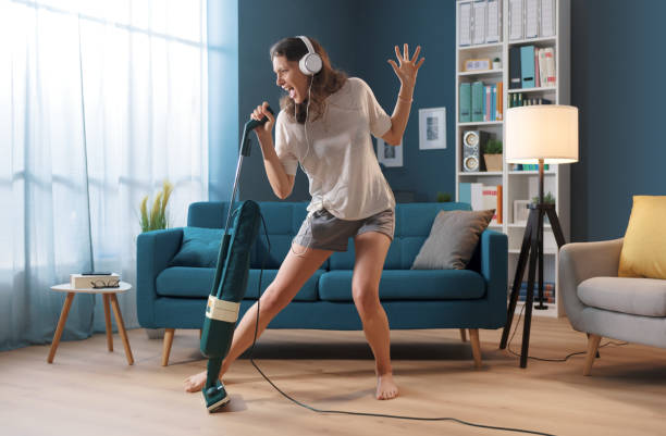 여자는 그녀의 집을 청소하고 노래 - headphones women music dancing 뉴스 사진 이미지