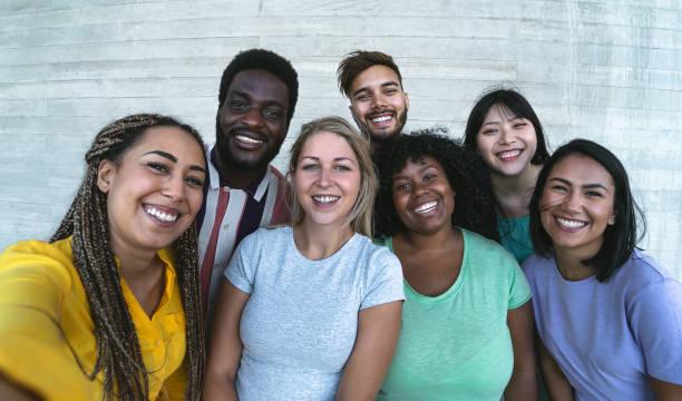 屋外で楽しいグループ多民族の友人 - 一緒に自分撮りを取る幸せな混合人種の人々 - 若者ミレニアル世代と多民族ティーンエイジャーのライフスタイルコンセプト - diversity ストックフォトと画像