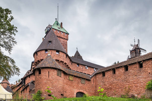 oberkoenigsburg castle, elsass, frankreich - koenigsbourg stock-fotos und bilder