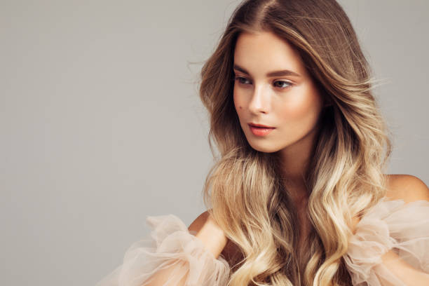 retrato de linda jovem com maquiagem elegante e penteado dourado perfeito - franja estilo de cabelo - fotografias e filmes do acervo