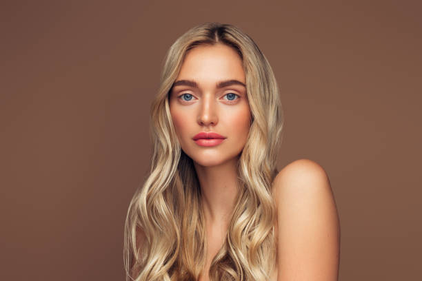 hermosa y emocionada mujer rubia - long hair fashion model women blond hair fotografías e imágenes de stock