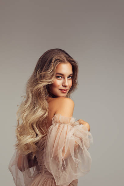 retrato de hermosa joven mujer con maquillaje elegante y perfecto peinado dorado - blond hair women curly hair make up fotografías e imágenes de stock
