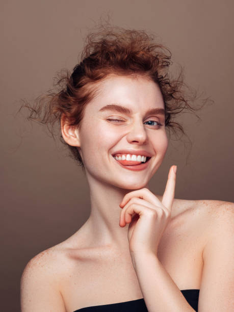 retrato de hermosa chica feliz con el pelo rojo y espuma de afeitar en su cara - guiñar el ojo fotografías e imágenes de stock