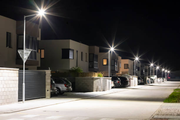 明るいled照明が付いている現代の静かで安全な住宅道路 - house residential district residential structure car ストックフォトと画像