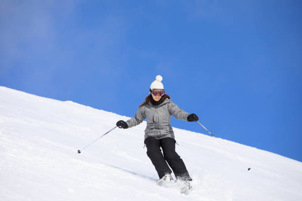 amateur wintersport junge skifahrerin skifahren im sonnigen skigebiet dolomiten in italien - skiing point of view stock-fotos und bilder