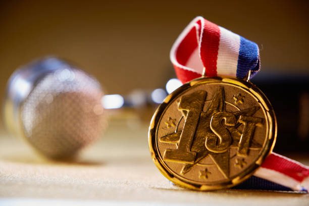 microphone and trophy cup on blue background - gold medal audio imagens e fotografias de stock