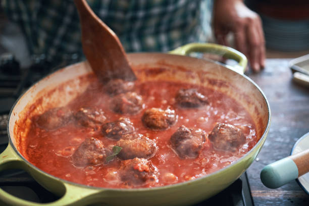 팬에 토마토 소스와 미트볼 준비 - pomodoro sauce 뉴스 사진 이미지