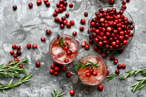 cocktail di mirtilli rossi - cranberry juice foto e immagini stock