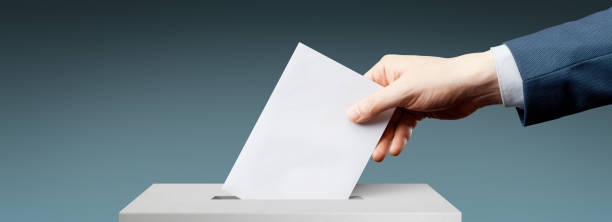 votación sobre elecciones democráticas, referéndum. toma la decisión correcta. - voting election ballot box box fotografías e imágenes de stock