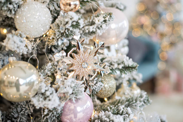 New year greeting card. Toy glass balls, snowflakes on the background of a blurred Christmas tree with garlands of bokeh lights. A bright holiday. Snow covered branches. Copy space. Wed banner, poster tarjeta de felicitación de año nuevo. bolas de cristal de juguete, copos de nieve en el fondo de un árbol de navidad borroso con guirnaldas de luces de bokeh. unas vacaciones brillantes. ramas cubiertas de nieve. copiar espacio. bandera de la casa, cart