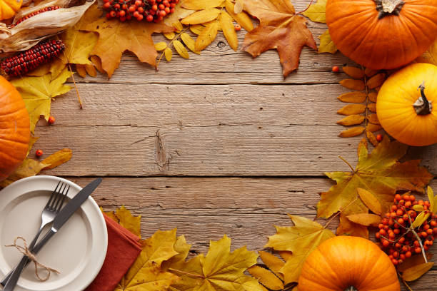 concetto di cena del ringraziamento - thanksgiving table setting autumn foto e immagini stock