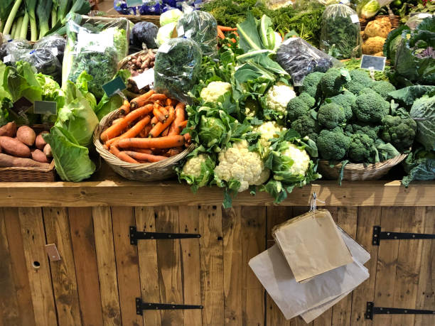 immagine dell'esposizione del negozio di verdure fresche tra cui patate dolci, cavolo, carote, cavolfiore e broccoli, focus sul primo piano - raw potato farmers market market stall vegetable foto e immagini stock