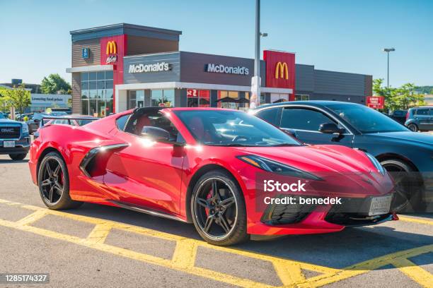 Stock fotografie Chevrolet Corvette Stingray C8 – stáhnout obrázek nyní - Chevrolet Corvette, Červená, Automobil - Motorové vozidlo