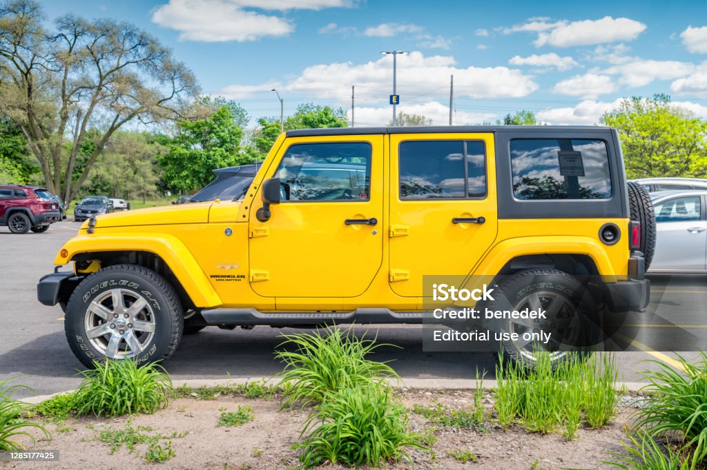 Jeep Wrangler Sahara Unlimited Suv Side View Stock Photo - Download Image  Now - Jeep Wrangler, Jeep, Side View - iStock