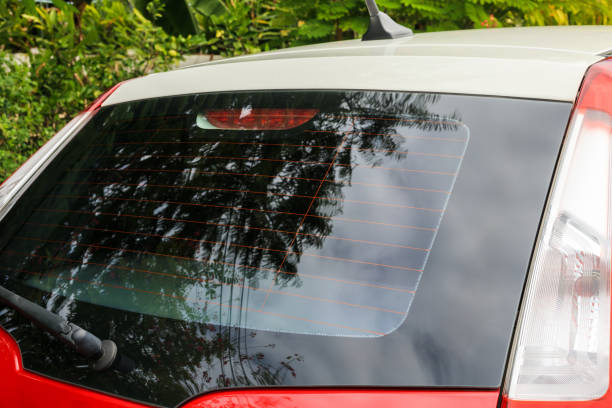 widok z tyłu czerwonego okna samochodu na makietę naklejki - za zdjęcia i obrazy z banku zdjęć