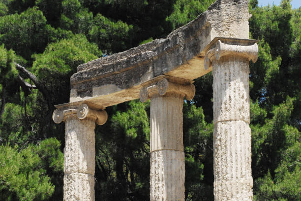 grèce- fermez-vous les trois colonnes au temple d’hera à olympie - olympic torch photos et images de collection