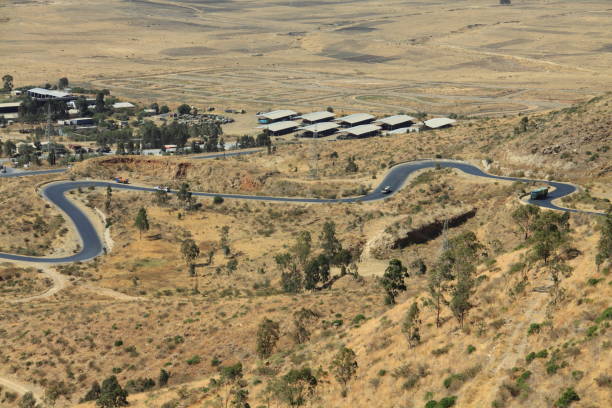 istock Winding mountain road to Mek'ele 1285183906