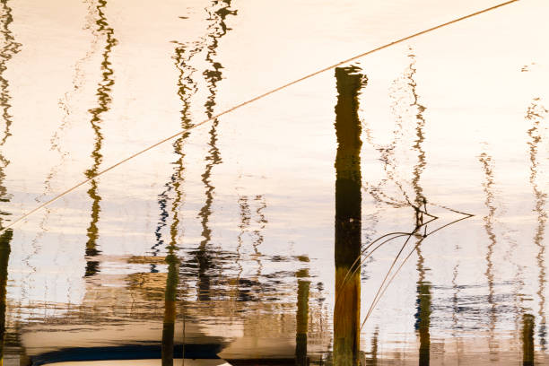 reflexão de barco em água calma sobre porto de são petersburgo, flórida, estados unidos da américa eua - marina yacht florida sunset - fotografias e filmes do acervo