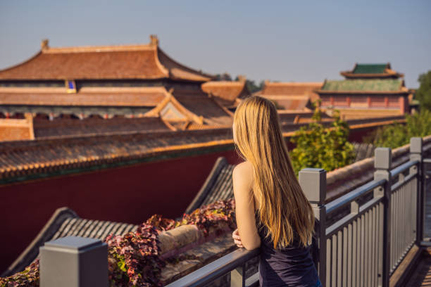 godendo di vacanza in cina. giovane donna a forbidden city. viaggio in cina concetto. transito gratuito per visti 72 ore, 144 ore in cina - travel locations europe china beijing foto e immagini stock