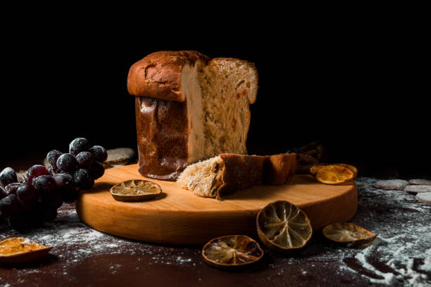 tradizionale panettone natalizio con frutta secca su sfondo rustico. - fruitcake christmas cake cake raisin foto e immagini stock