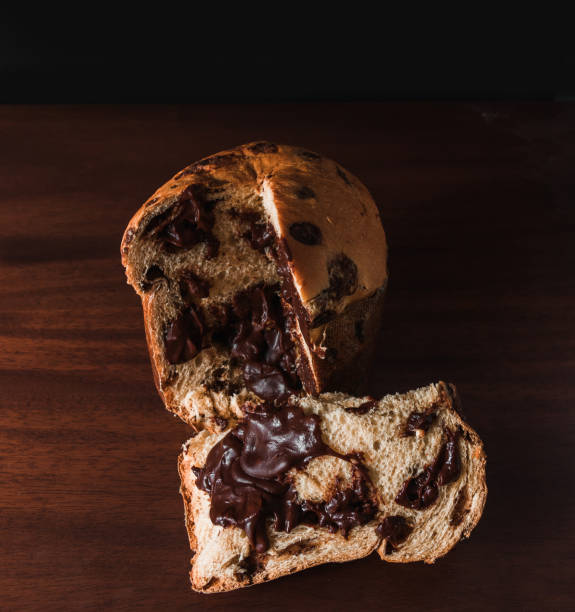 panettone di cioccolato conosciuto in brasile come chocottone. - fruitcake christmas cake cake raisin foto e immagini stock